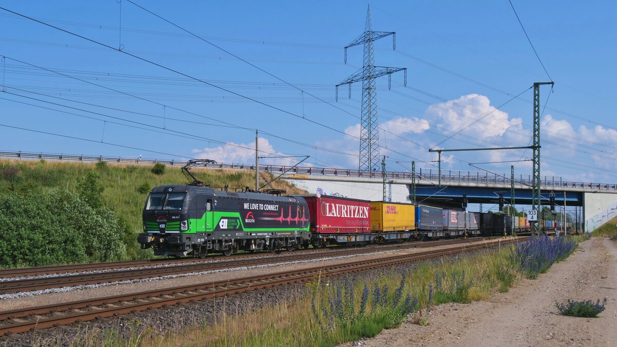 Ein Containerzug kurz vor der Durchfahrt durch den Bahnhof Kavelstorf.
Aufgenommen im Juni 2023.