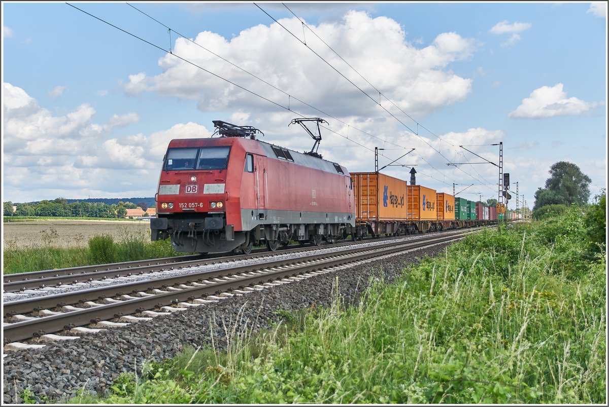 Ein Containerzug mit der 152 057-6 gesehen am 22.07.2020 in Friedland