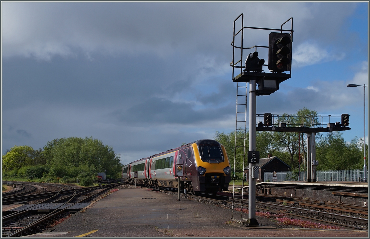 Ein Cross Country Class 220 Triebzug verlässt Exeter St David Richtung Plymouth.
12. Mai 2014