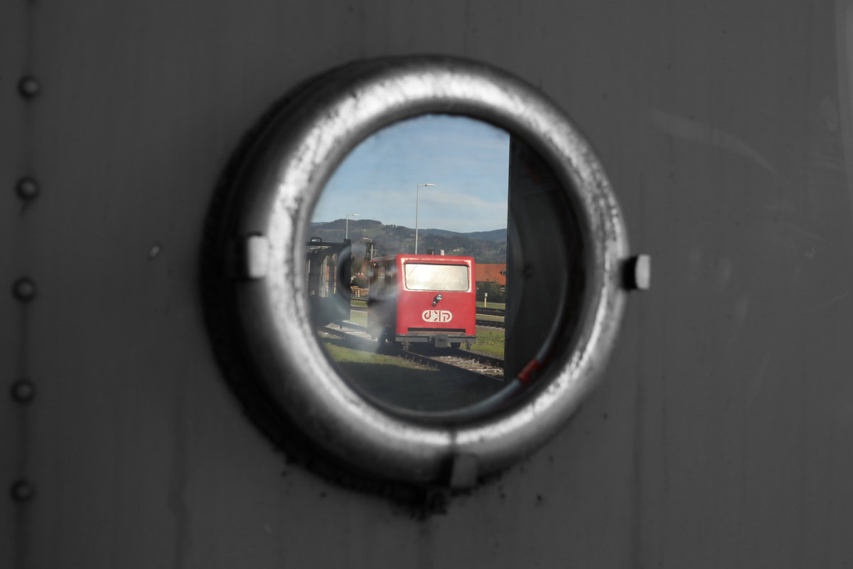 Ein Dach über dem Kopf heißt für viele Schienenfahrzeuge längeres Leben. 
Im Heizhaus Wies sind unter anderem auch ein Exemplar VT10 abgestellt. 
Er diente mir als Spiegel :-) 
14.04.2018
