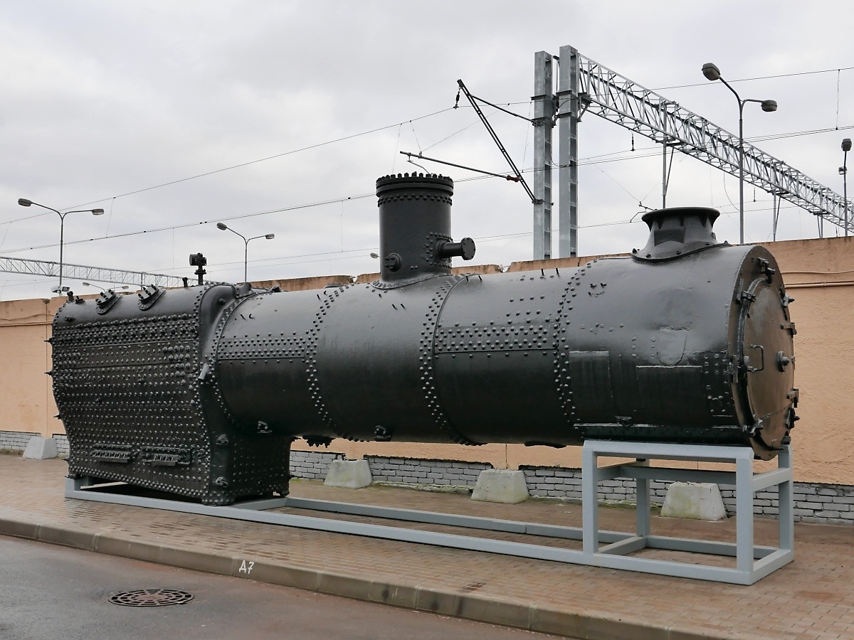 Ein Dampflokkessel auf dem Freigelände des Russischen Eisenbahnmuseums in St. Petersburg, 4.11.2017