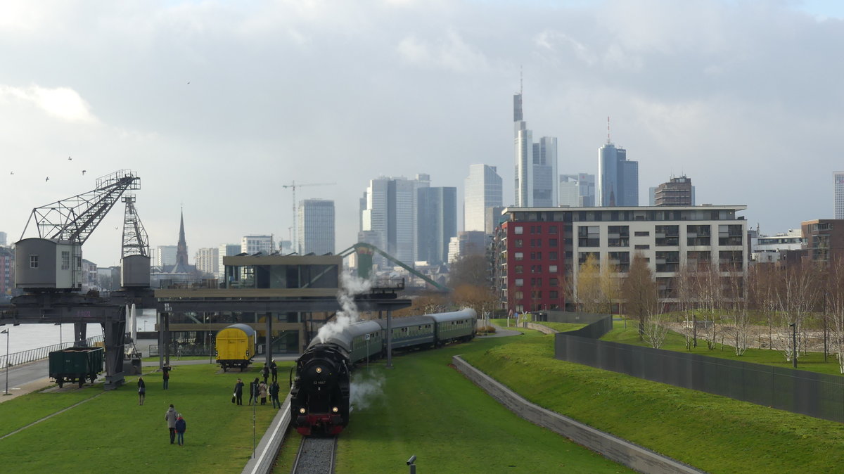 Ein Dampfsonderzug auf der Städtischen Verbindungsbahn Frankfurt erreicht den Halt EZB. Aufgenommen am 16.12.2017 14:08