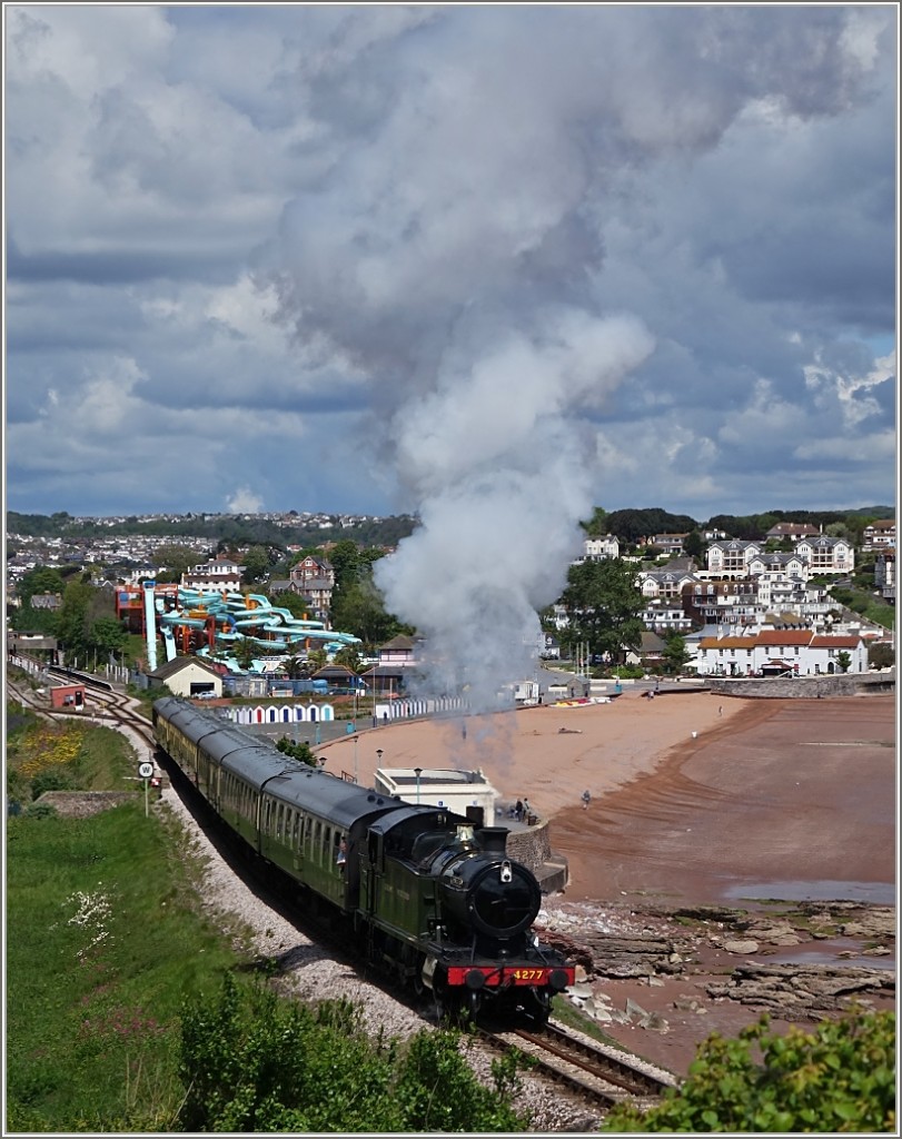 Ein Dampfzug auf grosser Fahrt nach Kingswear bei Goodrington.
(13.05.2014)