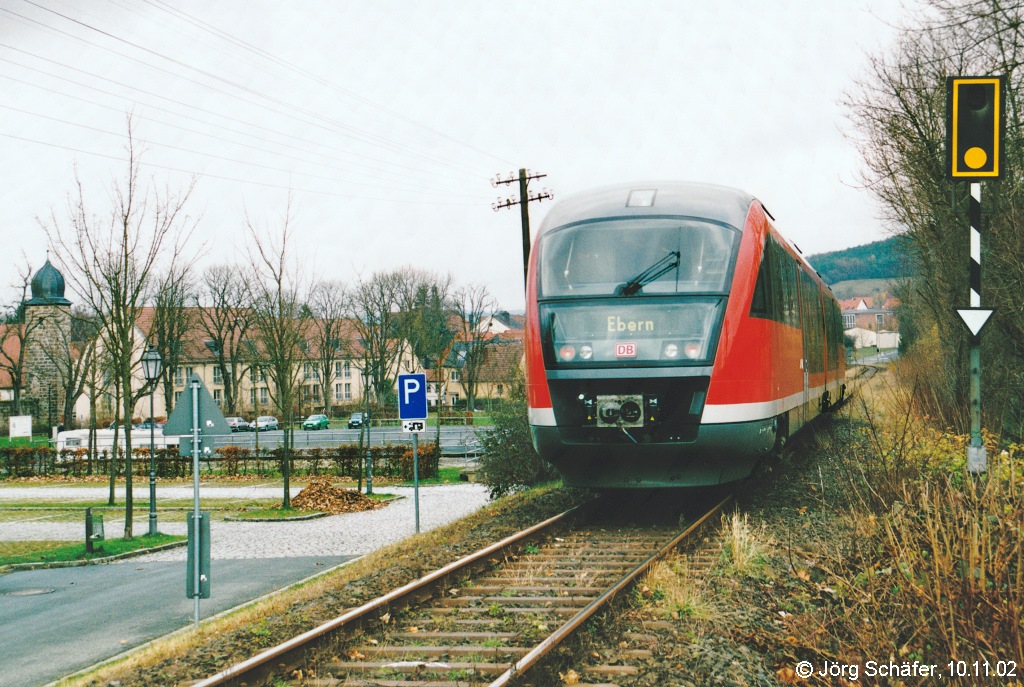 Ein DB-„Desiro“ fuhr am 10.11.02 ohne Halt an der Stadtmitte von Ebern vorbei, die links vom Bildrand liegt. Vom neuen Haltepunkt war noch nichts zu sehen, der hier bei km 17,7 zwei Jahre später eröffnet wurde.