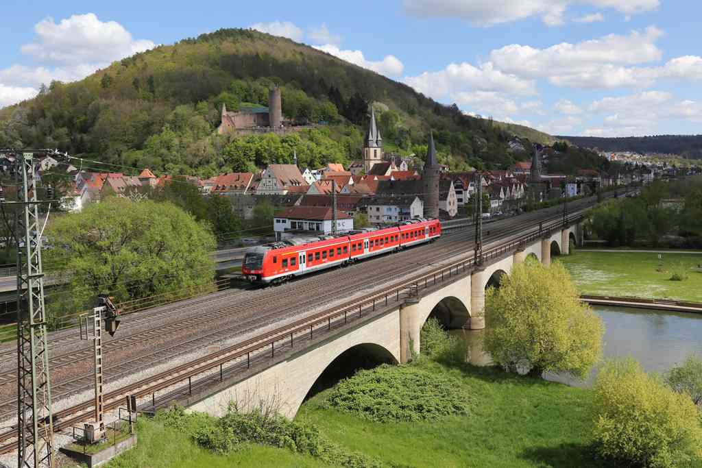 Ein DB ET der Baureihe 440 verläßt hier am 30.4.2023 Gemünden am Main in Richtung Jossa.