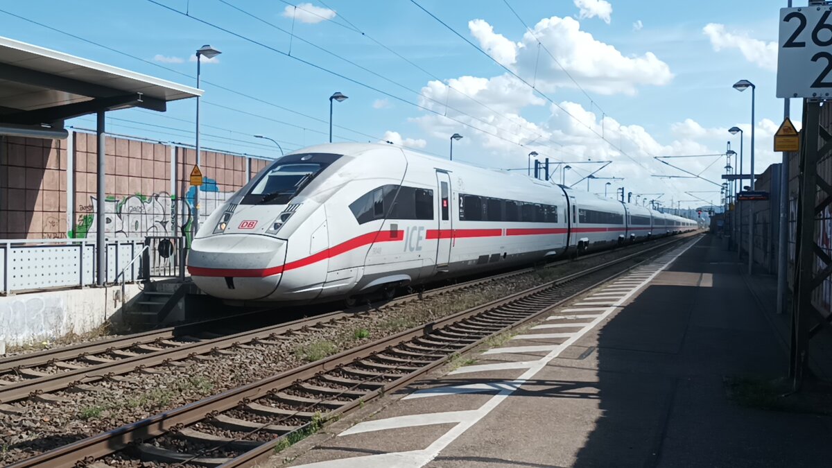 Ein DB Fernverkehr BR 412 bei der Durchfahrt im Eimeldingen am 29.8.22 