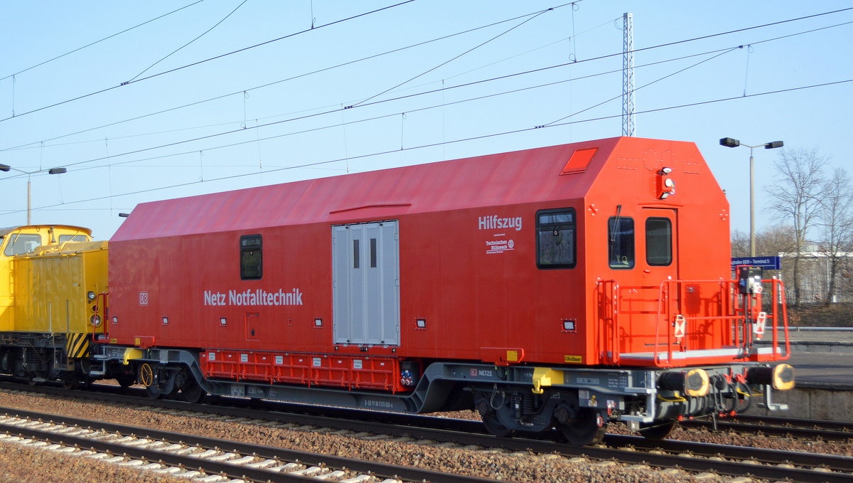 Ein DB Netz Notfalltechnik Hilfszug (D-DB 99 80 9370 058-6) am Haken von DB Betz Instandhaltung  203 315-7  am 23.02.21 Bf. Flughafen BER Terminal 5.