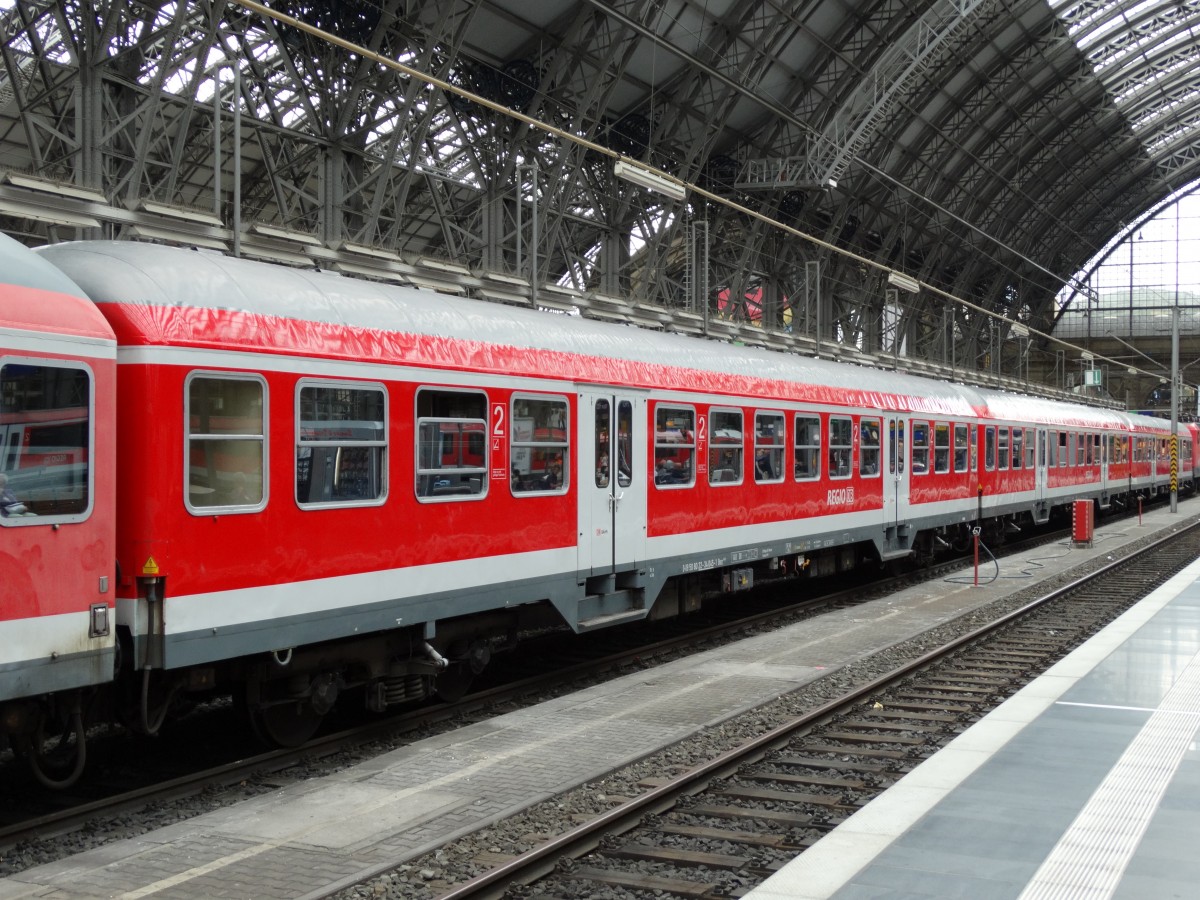 Ein DB Regio N-Wagen am 28.06.14 in Frankfurt am Main Hbf. Früher waren diese Wagen grün bzw. zuerst Silber 