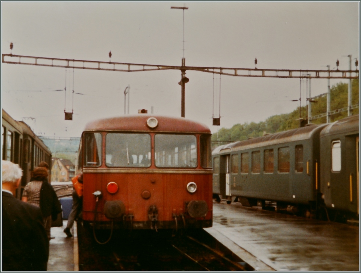 Ein DB Schienenbus wartet in Koblenz auf Reisende nach Waldshut.

Analogbild vom 7. Mai 1984
