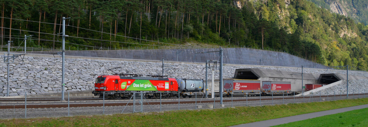 Ein DB Vectron 193  Das ist Grün  kommt mit einem KLV-Zug aus dem Nordportal des Gotthard-Basistunnels bei Erstfeld. 11.09.2021