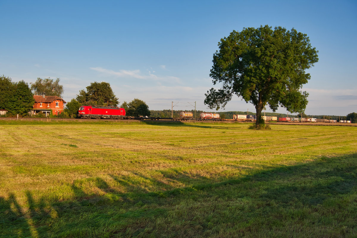 Ein DB Vectron mit einem KLV-Zug bei Heglau Richtung Ansbach, 23.08.2019