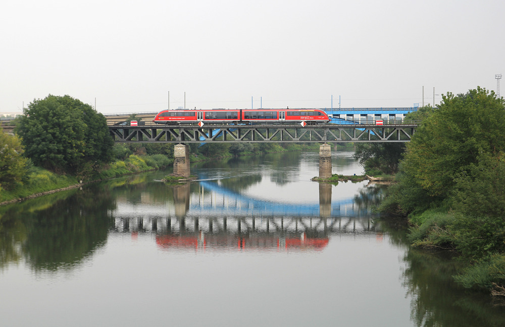 Ein Desiro der Deutschen Bahn überquert unweit des Bahnhofs Bernburg (Saale) den Fluss Saale.
Aufnahmedatum: 30.08.2013