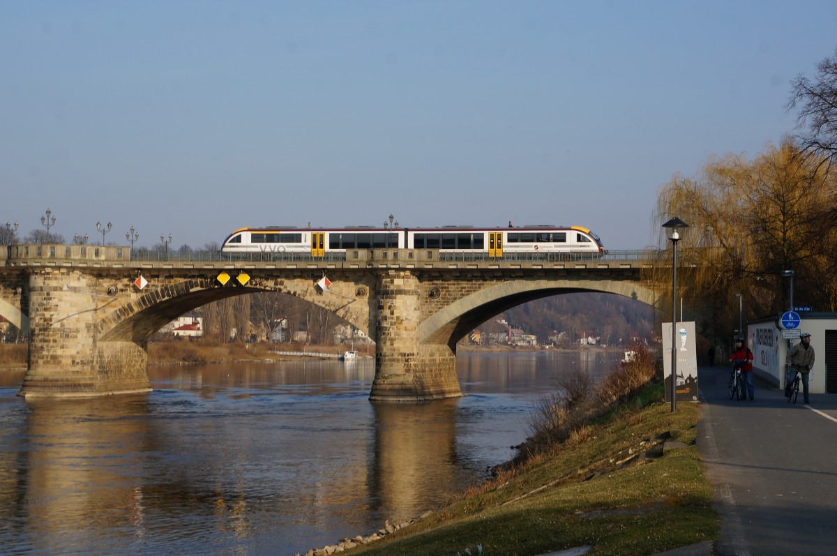 Ein Desiro der Städtebahn Sachsen von Neustadt (Sachsen) kommend auf der Elbbrücke in Pirna; 09.03.2015
