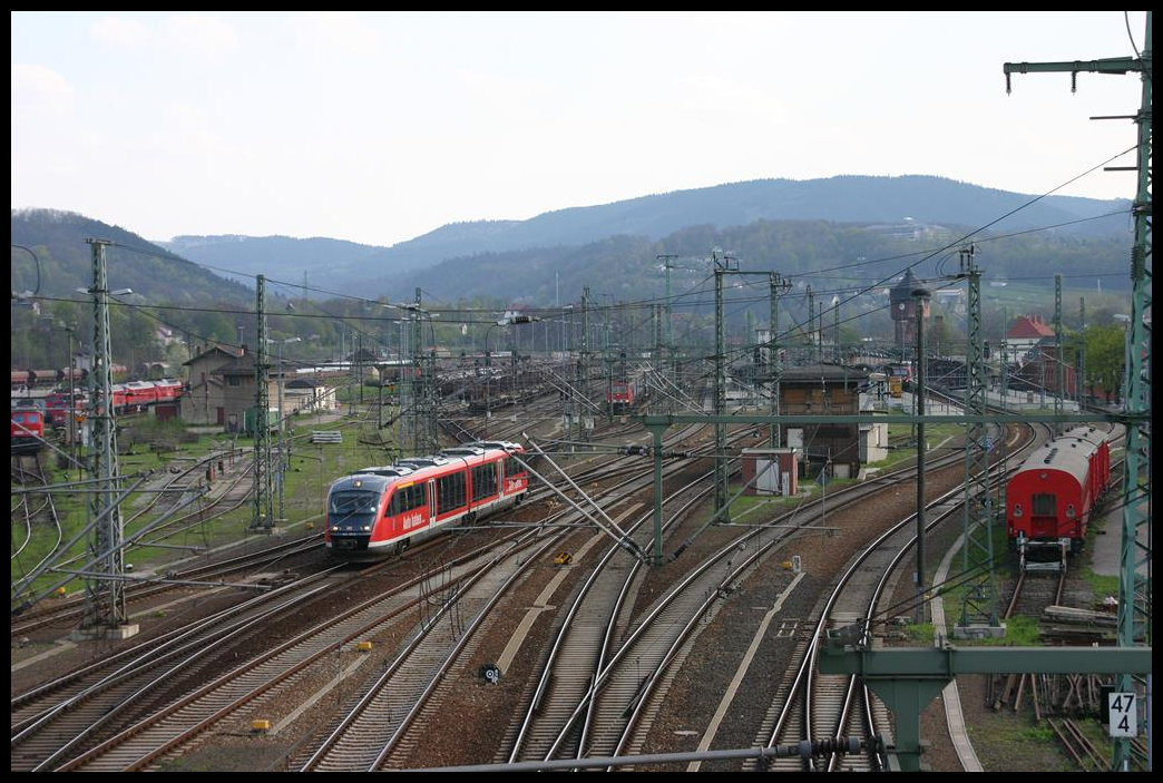 Ein Desiro Triebwagen 642511 verlässt hier am 23.4.2005 den Bahnhof Saalfeld in Richtung Gera.