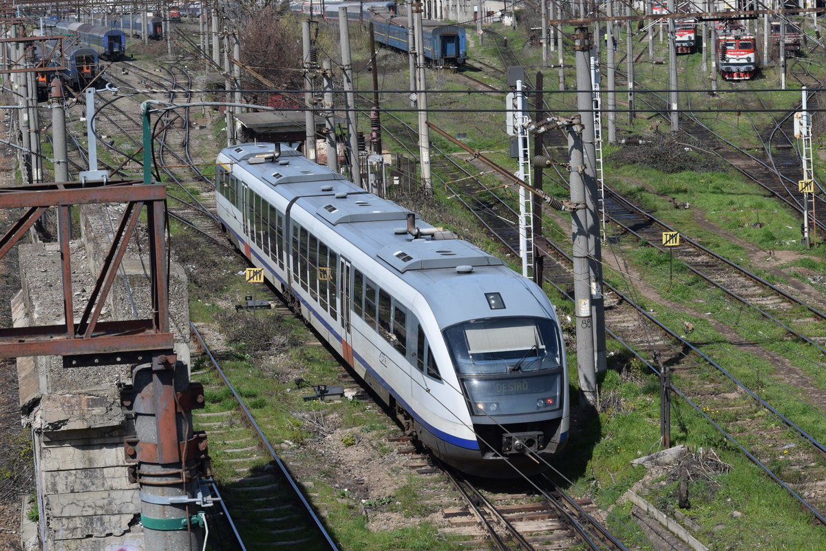 Ein Desiro-Triebzug (Baureihe 96) am ausgang des Gleispuffers vor dem Bukarester Nordbahnhof am 29.03.2016.