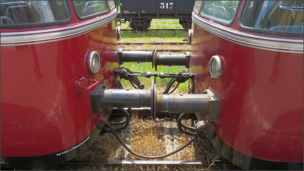 Ein Detailfoto von der Schienenbusgarnitur der ZLSM Simpelveld (NL). Als Motiv habe ich mir die Kupplungsverbindung samt Bremsschläuche und Steuerleitung ausgesucht. Das Foto datiert vom 22.Juni 2014.