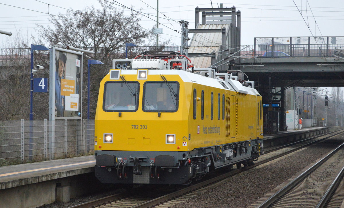 Ein Diagnosetriebwagen (DVT) Baureihe 702.2 der DB Netz Instandhaltung, das Messfahrzeug 702 201 (99 80 9 163 001-7 D-DB) bei der Durchfahrt Bf. Berlin-Hohenschönhausen am 13.02.19