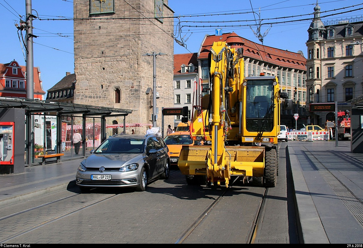 Ein Dienstfahrzeug sowie ein ATLAS Zweiwegebagger der GP Günter Papenburg AG stehen im Rahmen von Gleisbauarbeiten für die Hallesche Verkehrs-AG (HAVAG) an der Haltestelle Marktplatz, die vier Tage andauerten.
Währenddessen blieb die Strecke von und zum Franckeplatz voll gesperrt, sodass zahlreiche Linien umgeleitet und Baustellenlinien eingerichtet wurden.
[29.6.2018 | 9:32 Uhr]