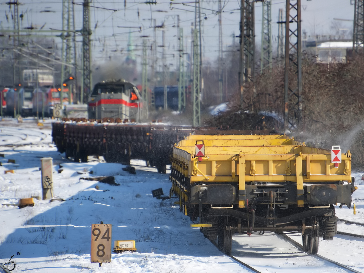 Ein von der Diesellokomotive 4120 001-7 gezogener Bauzug schlängelt sich im Februar 2021 durch Wanne-Eickel.