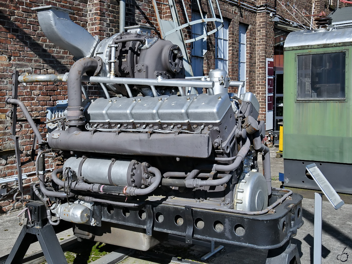 Ein Dieselmotor MB 12V 493 TZ des Herstellers MTU steht im Eingangsbereich des DB-Museums in Koblenz. (August 2021)