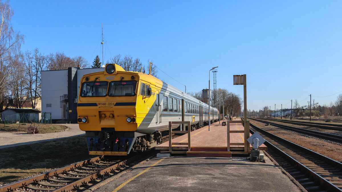 Ein Dieseltriebwagen des Typs DR1AM der AS Pasažieru Vilciens als Zug 861 im Startbahnhof Valmiera.
Aufgenommen im April 2026. Die Aufnahme entstand vom nach wie vor zugänglichen langen, nicht erhöhten Bahnsteig.