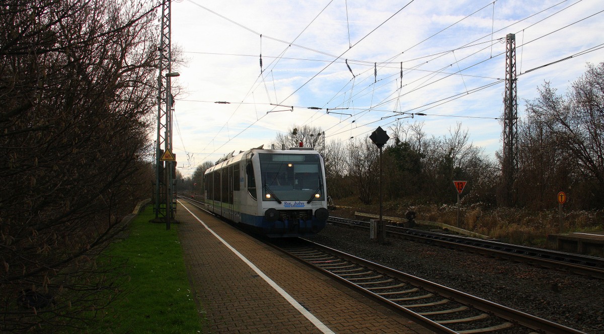 Ein Dieseltriebwagen von der Rurtalbahn kommt aus Richtung Aachen-West,Laurensberg,Richterich, und fährt durch Kohlscheid und fährt in Richtung Herzogenrath,Mönchengladbach.
Bei Sonne und Wolken am Vormittag vom 24.12.2015.