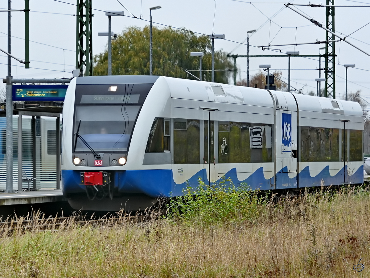 Ein Dieseltriebwagen der Usedomer Bäderbahn bei der Abfahrt vom Bahnhof Züssow. (November 2020) 