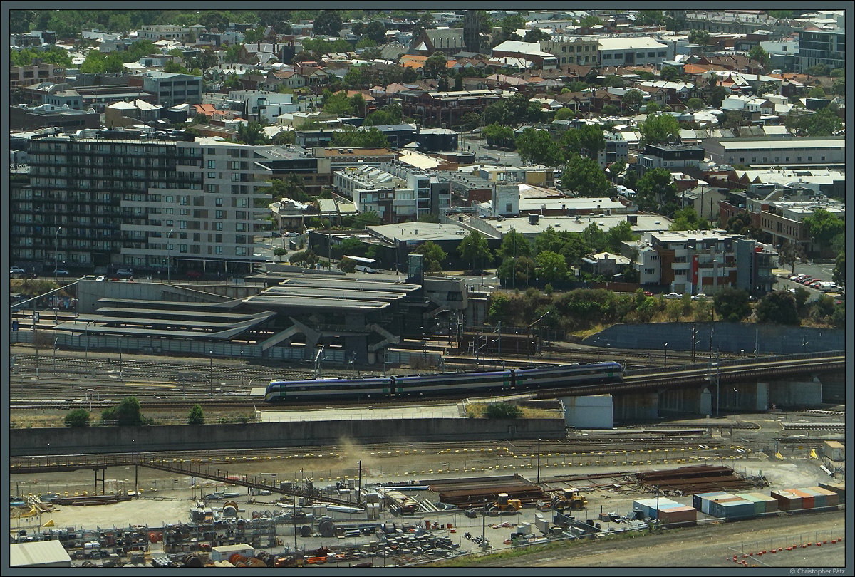 Ein Dieseltriebwagen der V-Class vor dem Bahnhof North Melbourne Station. (30.12.2019)
