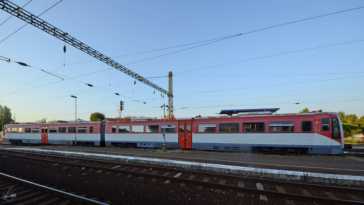Ein Dieseltriebzug Typ Bpmot auf dem Bahnhof Kecskemét. (August 2013)