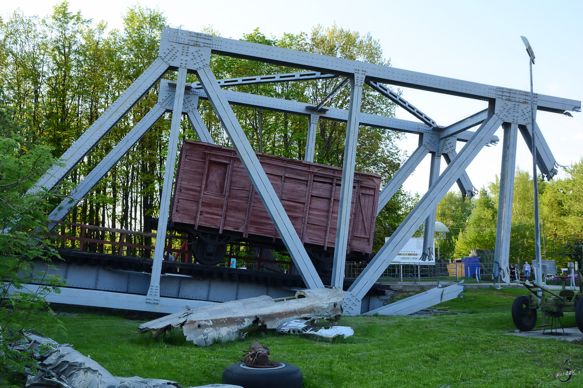 Ein Diorama mit einem Güterwagen auf einer zerstörten Brücke im Zentralmuseum des Großen Vaterländischen Krieges. (Moskau, Mai 2016)