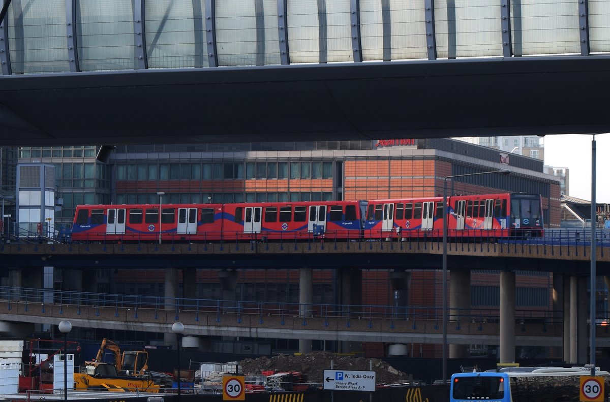 Ein DLR-Zug von Haltestelle Poplar in Richtung canary Wharf am 25.12.2016.