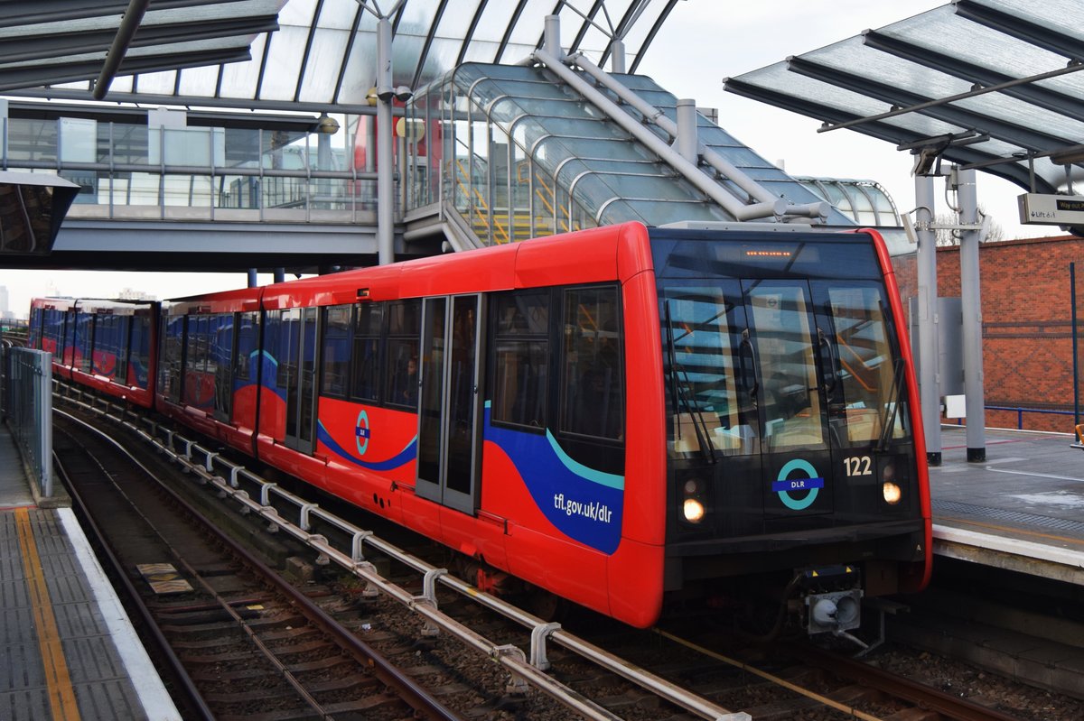 Ein DLR-Zug von Haltestelle Poplar in Richtung canary Wharf am 25.12.2016.