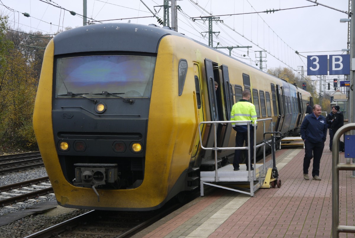 Ein DM90 der NS bildet den von Syntus und Bentheimer Eisenbahn betriebenen Grensland-Express Bad Bentheim - Hengelo (hier Wagen 95 84 5131436-2 am 23.11.13). Da dieser Triebwagentyp die niederländische Einstiegshöhe von 88cm hat, müssen in Bad Bentheim zum Ein- und Aussteigen mobile Trittstufen an den Zug gerollt werden.