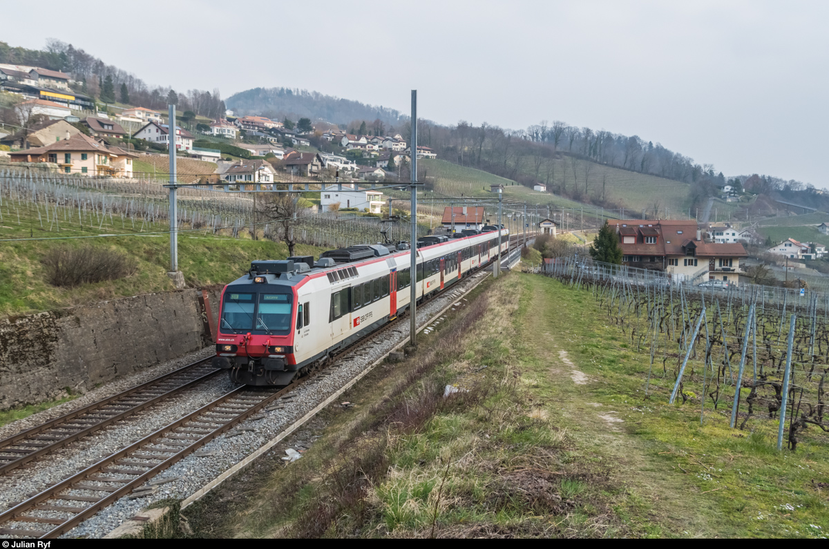 Ein Domino auf der S9 des RER Vaud durchfährt am 12. März 2016 den Bahnhof Bossière in Richtung Lausanne.