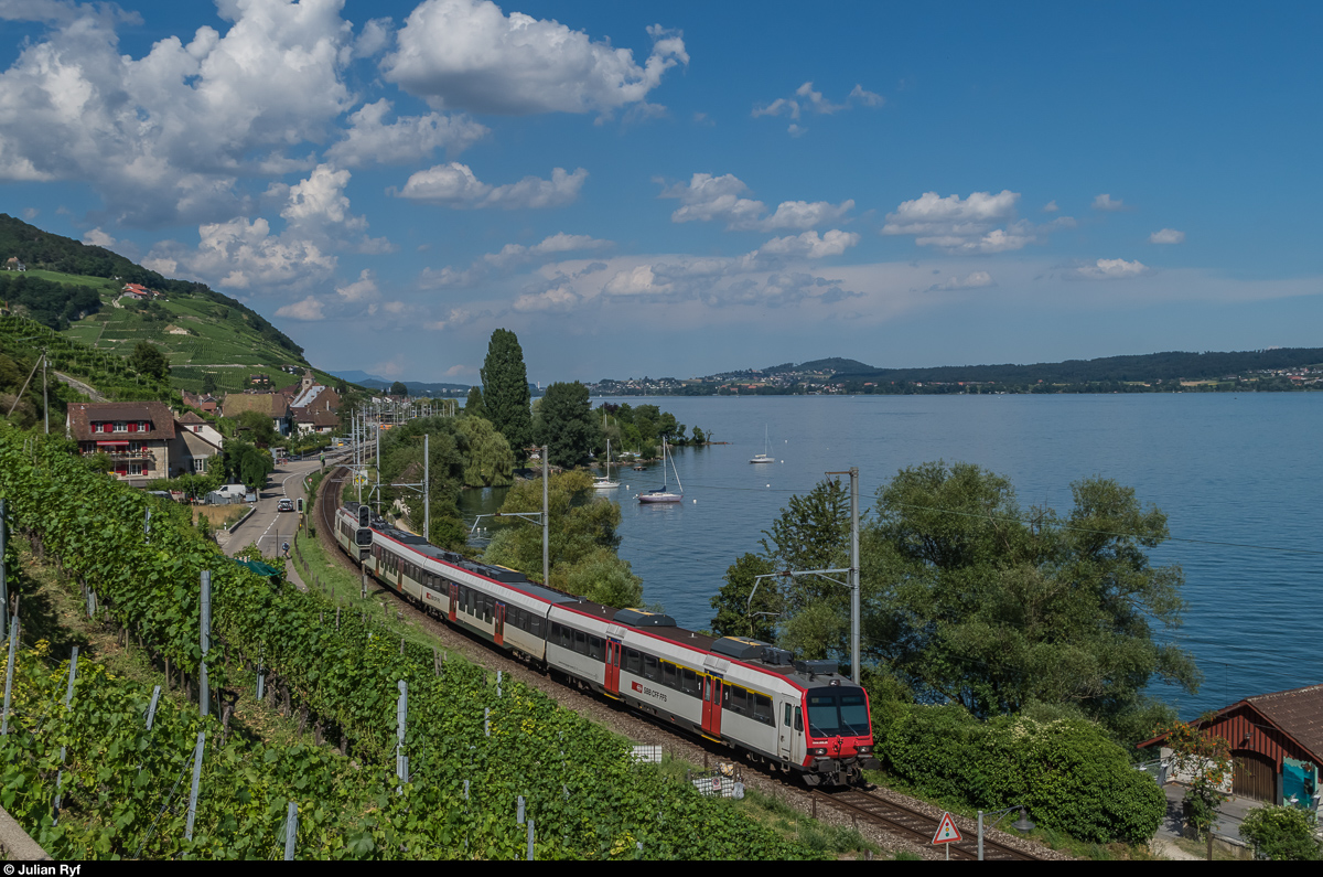 Ein DOMINO fährt am 18. Juli 2016 als Regionalzug Neuchâtel - Biel bei Twann dem Bielersee entlang.