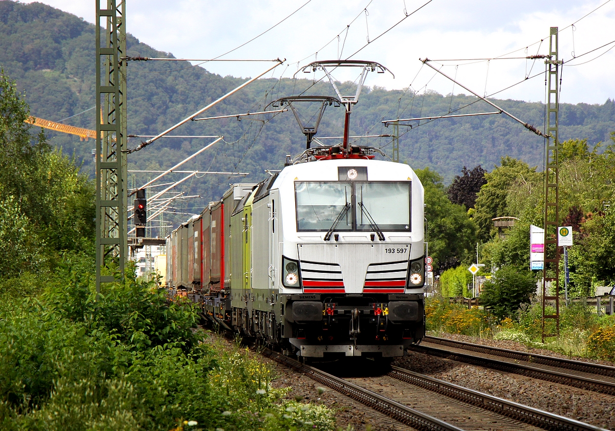 Ein Doppel aus 193 559 und 193 597 zieht einen KLV am 10.08.2021 auf der rechten Rheinstrecke südwärts