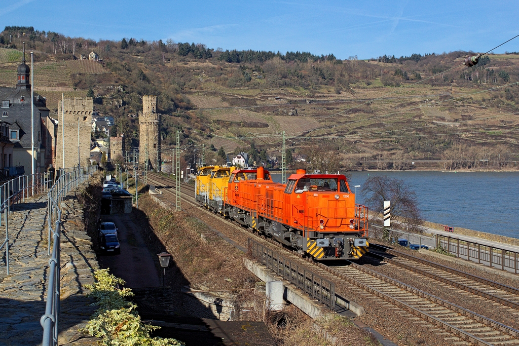 Ein Doppel G1206 mit 2 weiteren Dieselloks durchfährt am 24.2.2014 Oberwesel