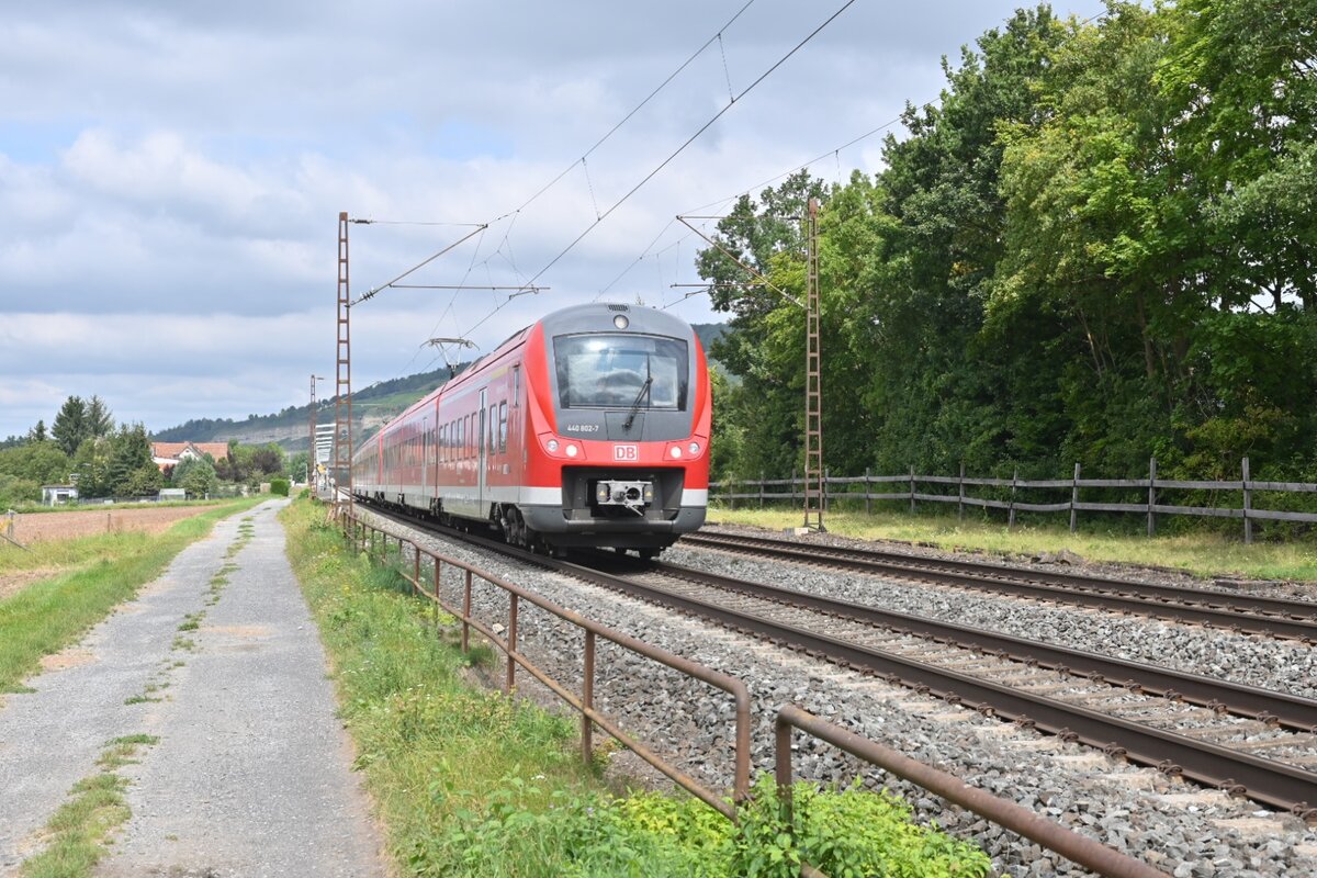 Ein Doppel  Mopsgesicht geführt vom 440 802 verlässt am Mittag des 24.8.2021 Thüngersheim in Richtung Veitshöchheim. 