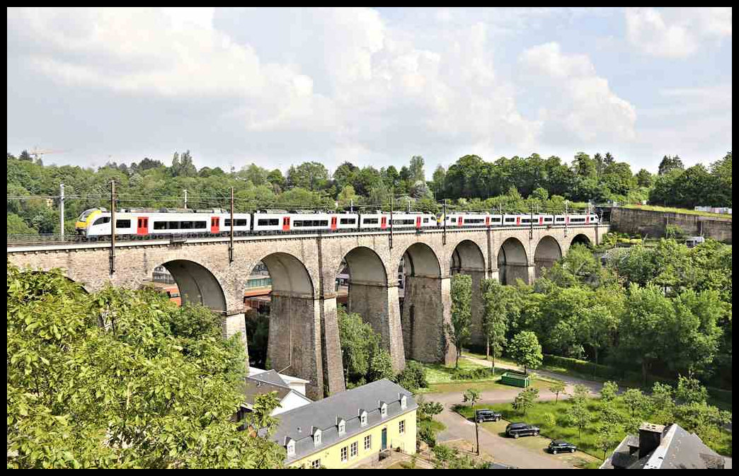 Ein Doppel Triebwagen der SNCB der Baureihe 08 ist hier auf dem Viadukt in Höhe der Kasematten in Luxembourg am 22.5.2023 um 16.21 Uhr in Richtung Gouvy bzw. Lüttich unterwegs.