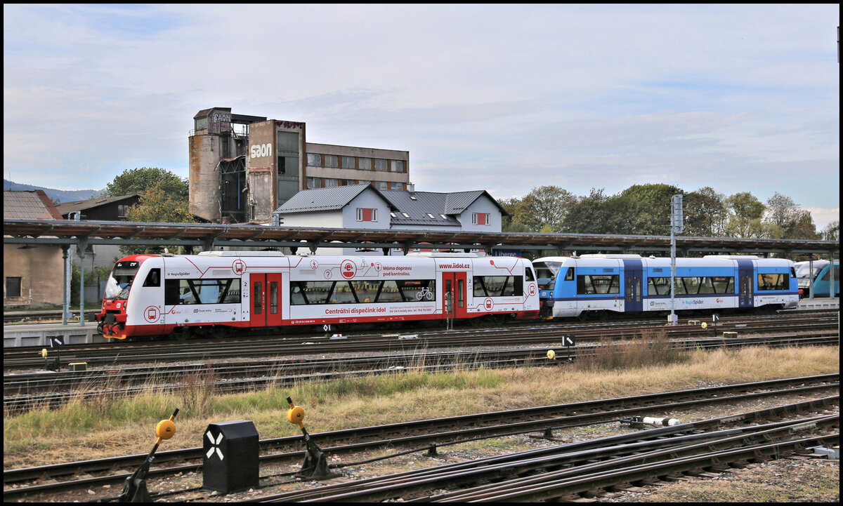 Ein Doppel VT der Baureihe 840, vorne f�hrt 840007, f�hrt hier am 7.10.2026 um 11.35 Uhr in Liberec nach Tanvald ab.