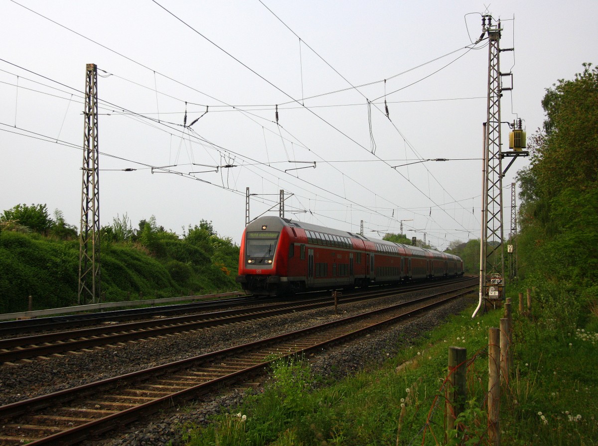 Ein Doppeldecker-Zug und am Zugende ist die 146 024 DB aus Richtung Neuss,Herzogenrath,Kohlscheid und fährt in Richtung Aachen-West. Aufgenommen bei Wilsberg in Kohlscheid bei schöner Abendsonne am Abend vom 30.4.2014. 