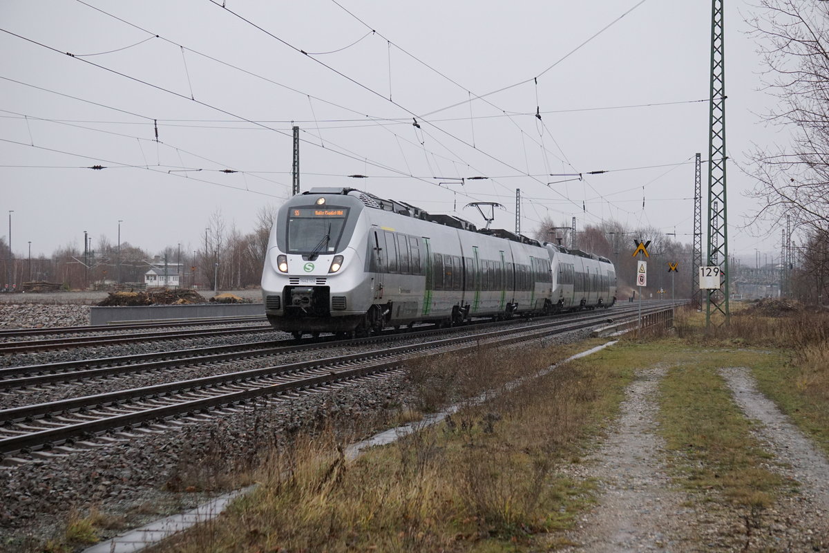 Ein Doppelpack 1442er verlässt am 21.12.2018 als S5 nach Halle/Saale Hauptbahnhof den Hbf. Zwickau.