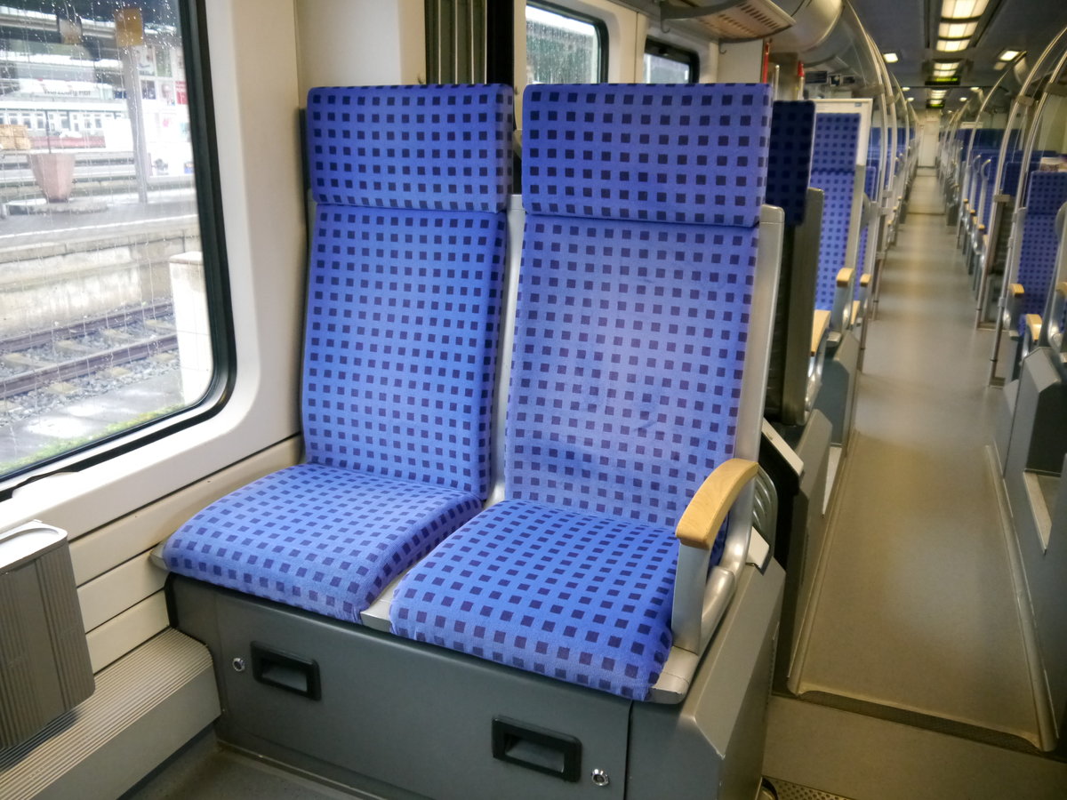 Ein Doppelsitz über dem Drehgestell im 425 046.