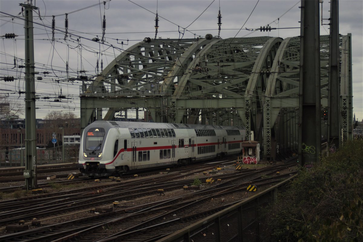 Ein Doppelstock IC bei der Einfahrt in den Hbf Köln aus Deutz kommend am 08.03.2020. Nummer des Triebwagen 50 80 86 - 81 851 - 7.