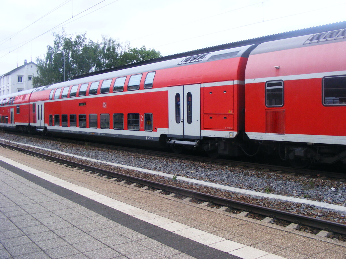Ein Doppelstock-Mittelwagen der Bauart DBpza 753.0 (50 80 26-35 499-5 D-DB) bei der Ausfahrt aus Meckenbeuren. Aufgenommen am 7.8.2022.