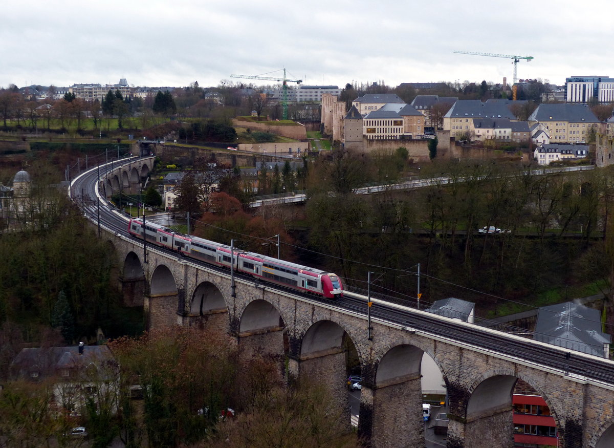 Ein Doppelstock-Triebzug der BR 2200 überquert eines der Viadukte, die die Stadt Luxemburg so prägen. 27.12.2017