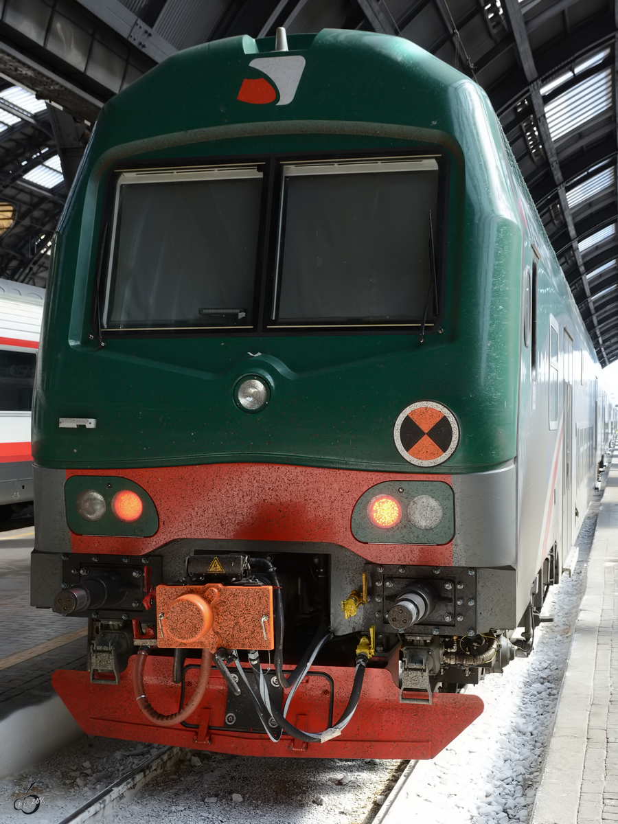 Ein Doppelstock-Wendezug vom Typ AnsaldoBreda Vivalto der Trenitalia im Zentralbahnhof von Mailand. (Juni 2014)