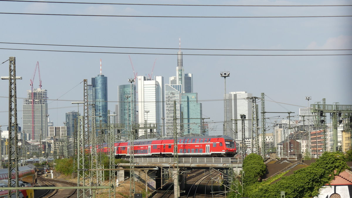 Ein Doppelstocksteuerwagen der 3. Generation bildet die Zugspitze einer RB51 Frankfurt - Wächtersbach, die hier gerade den Frankfurter Hbf verlässt und beim Abzweigen in Richtung Main-Neckar Brücke von der Camberger Brücke aus fotografiert wurde. Aufgenommen am 4.8.2018 17:46