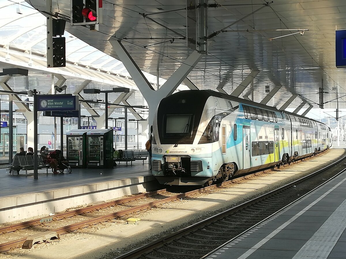 Ein Doppelstocktriebzug der West-Bahn Reihe 4010 in Salzburg Hbf. Interessanterweise sind diese Züge in der Schweiz immatrikuliert:  Wagennummer eines der Wagen lautete   93 85 4010 025-3 CH-WSTBA  . Aufgenommen Salzburg Hbf. 16.10.2021