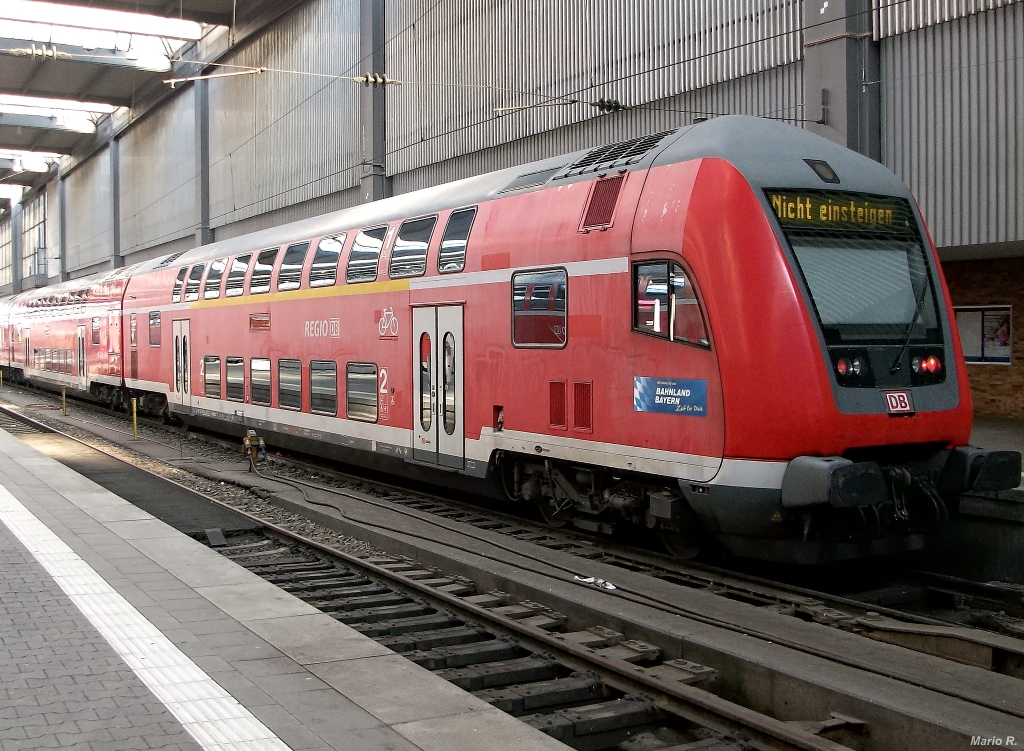 Ein Doppelstockwagen der Bauart 764 von DB Regio Bayern wird nach Ankunft als RE aus Passau Hbf in München Hbf mit  Nicht einsteigen  beschildert, da in kürze die Abfahrt in die Abstellung erfolgt.
Aufgenommen am 10.7.2013 in München Hbf